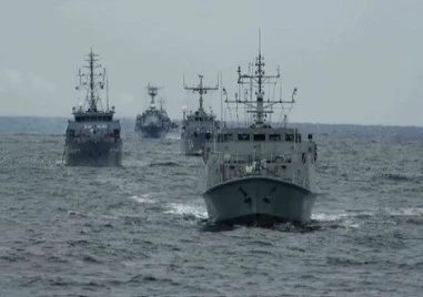 Ново нападение! Търговски кораб е ударен от дрон в Черно море, има жертва