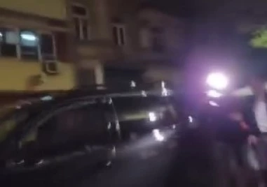 Ново видео разкрива как охранител на Доцова блъска оператор пред ВМА
