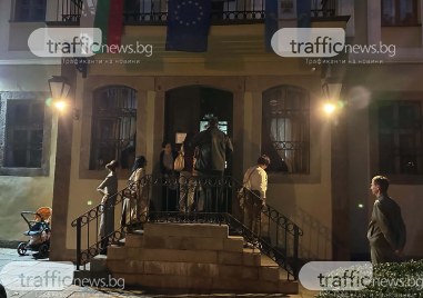 Пловдив отвори сърцето си за Златю Бояджиев: Десетки се събраха около картините му, за да го видят от различен ъгъл