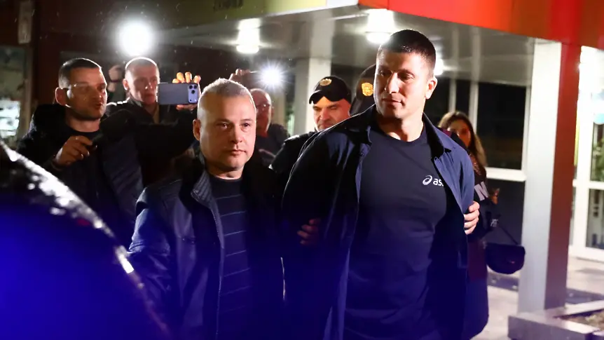 Задържаха гарда на НСО, избутал Соня Колтуклиева пред централата на ПБ