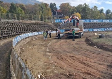 Започнаха ремонтни дейности по стадиона в Карлово