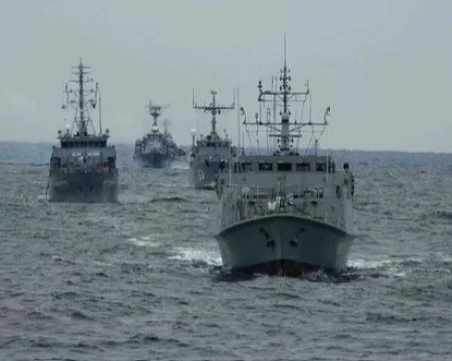 Ново нападение! Търговски кораб е ударен от дрон в Черно море, има жертва