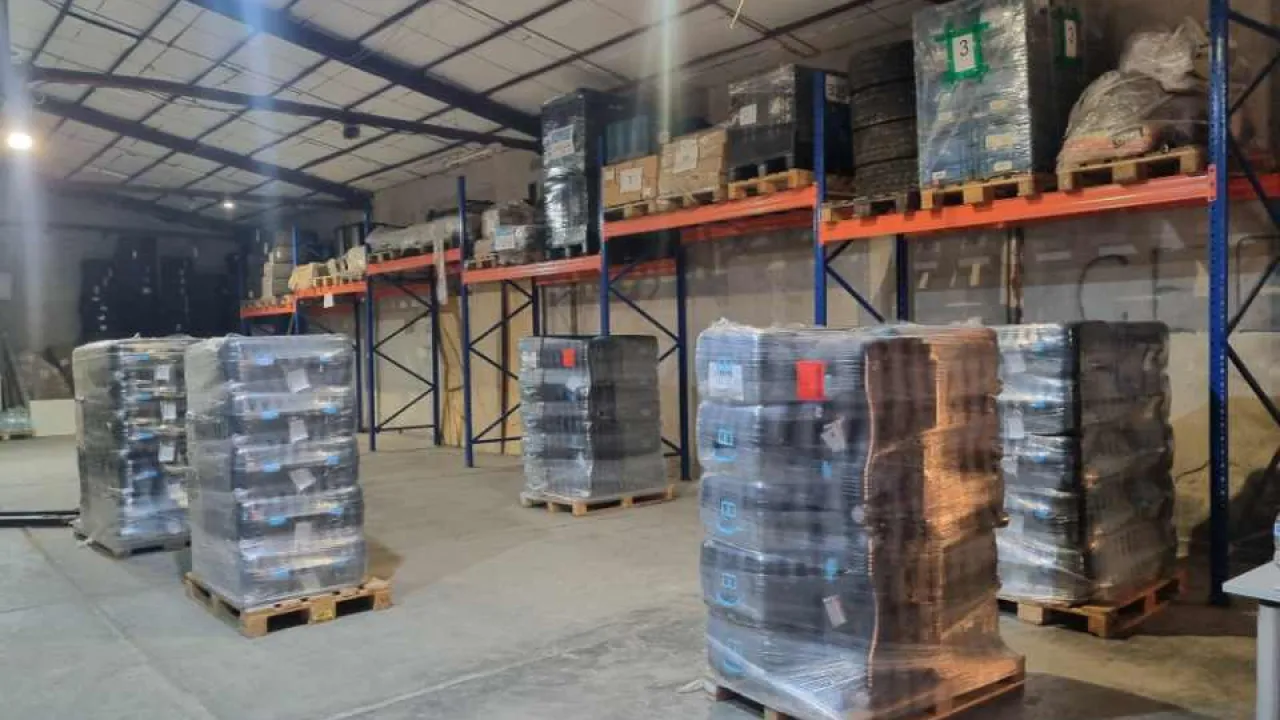 Под полицейски конвой: 19 камиона с машини за президентския вот потеглиха от Бургас