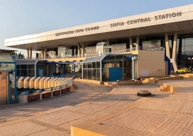 След близо 4 часа прекъсване: Възстановиха движението на влаковете през Централна гара София