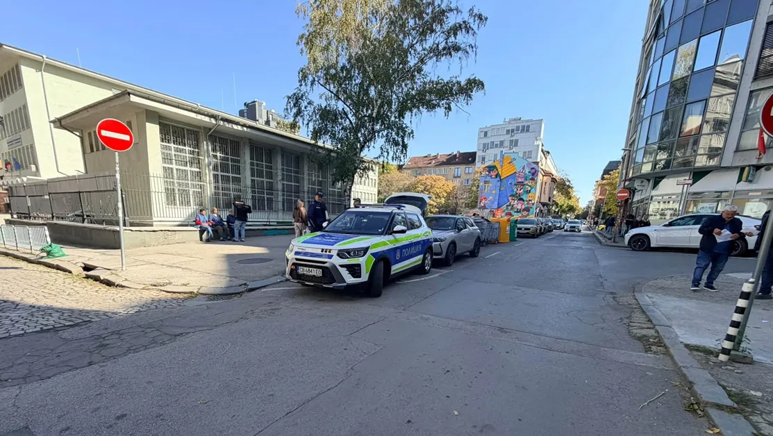 Полицаи паркираха в нарушение, за да правят проверки? Русинова с остър коментар СНИМКИ
