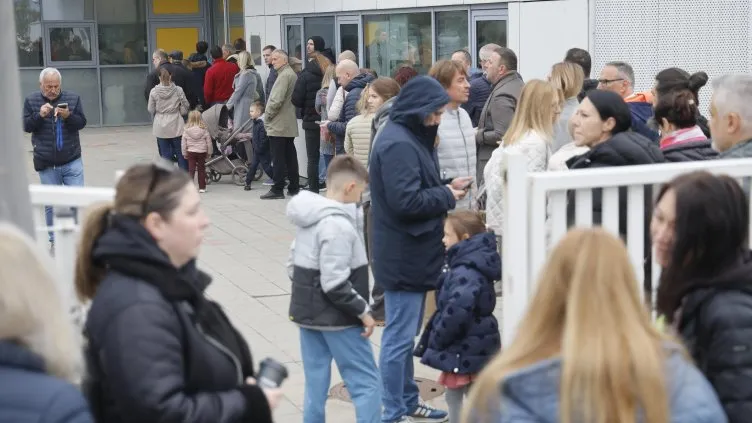Огромни опашки пред секциите в Сърбия в най- важните избори от 10 години
