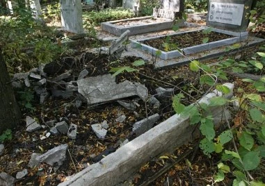 Деца чупиха надгробни плочи на гробището в Септември