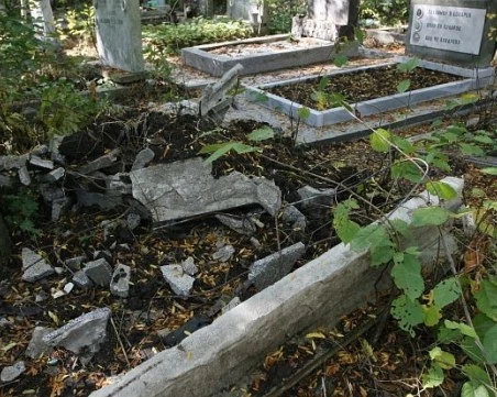 Деца чупиха надгробни плочи на гробището в Септември