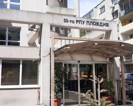 Маскиран мъж опита да нахлуе в районното в Кършияка, цапардоса полицай и избяга