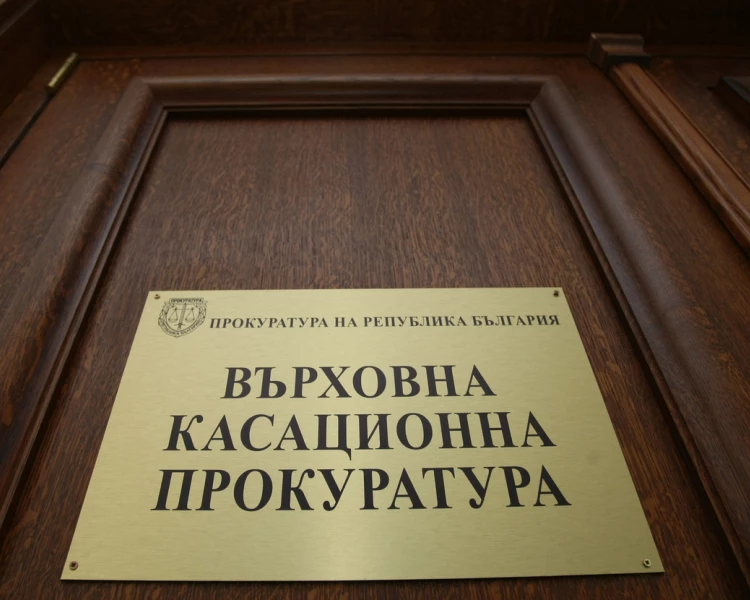 Прокурор се самоуби със собствения си пистолет, открил го синът му