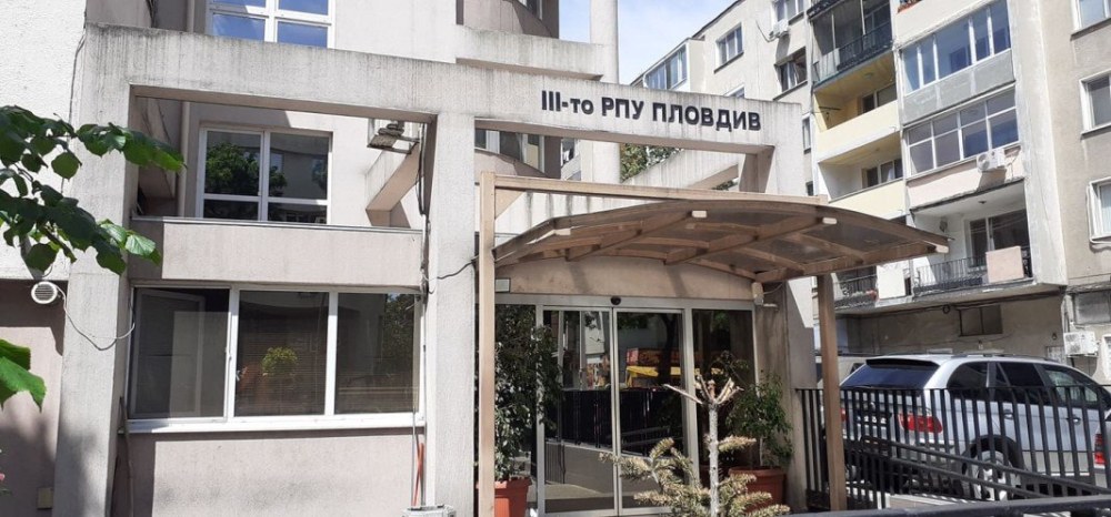 Маскиран мъж опита да нахлуе в районното в Кършияка, цапардоса полицай и избяга