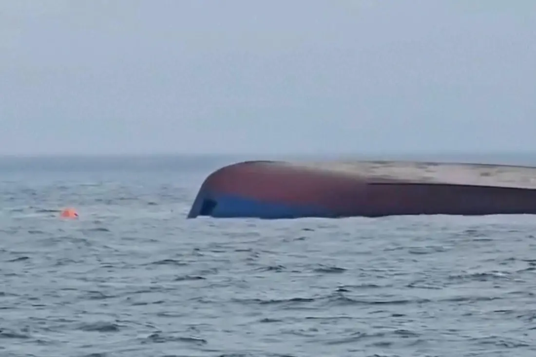 Преобърнатият товарен кораб Хорив навлиза в български води