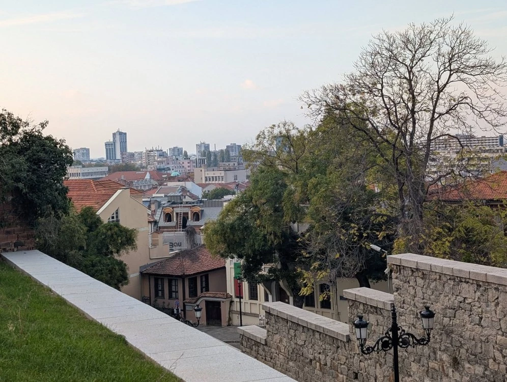 Облачно и хладно в Пловдив, възможни са и превалявания