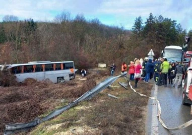 Два камиона и автобус с 38 пътници се запалиха след катастрофа на пътя Русе – София