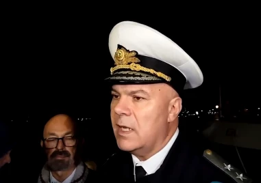 Екипажът на ударения кораб пристигна във Варна, 20 контейнера плават в морето
