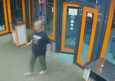 Психично болна жена напада минувачи и нахлу с нож в закусвалня във Варна