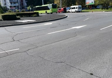 За първи път в Тракия: Стрелки по пътната настилка улесняват движението в кръговите кръстовища