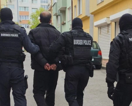 19 задържани за трафик на мигранти през България при акция на ГДГП