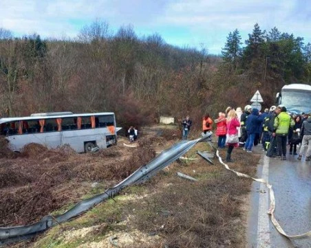 Два камиона и автобус с 38 пътници се запалиха след катастрофа на пътя Русе – София