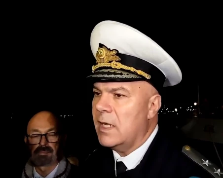 Екипажът на ударения кораб пристигна във Варна, 20 контейнера плават в морето