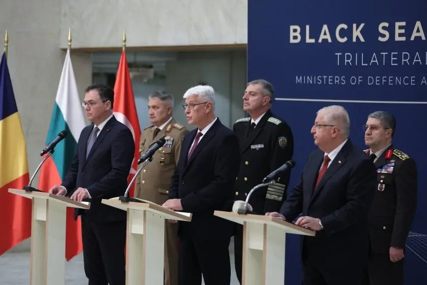 Остра реакция на военните министри на България, Турция и Румъния след поредния удар с дронове в Черно море