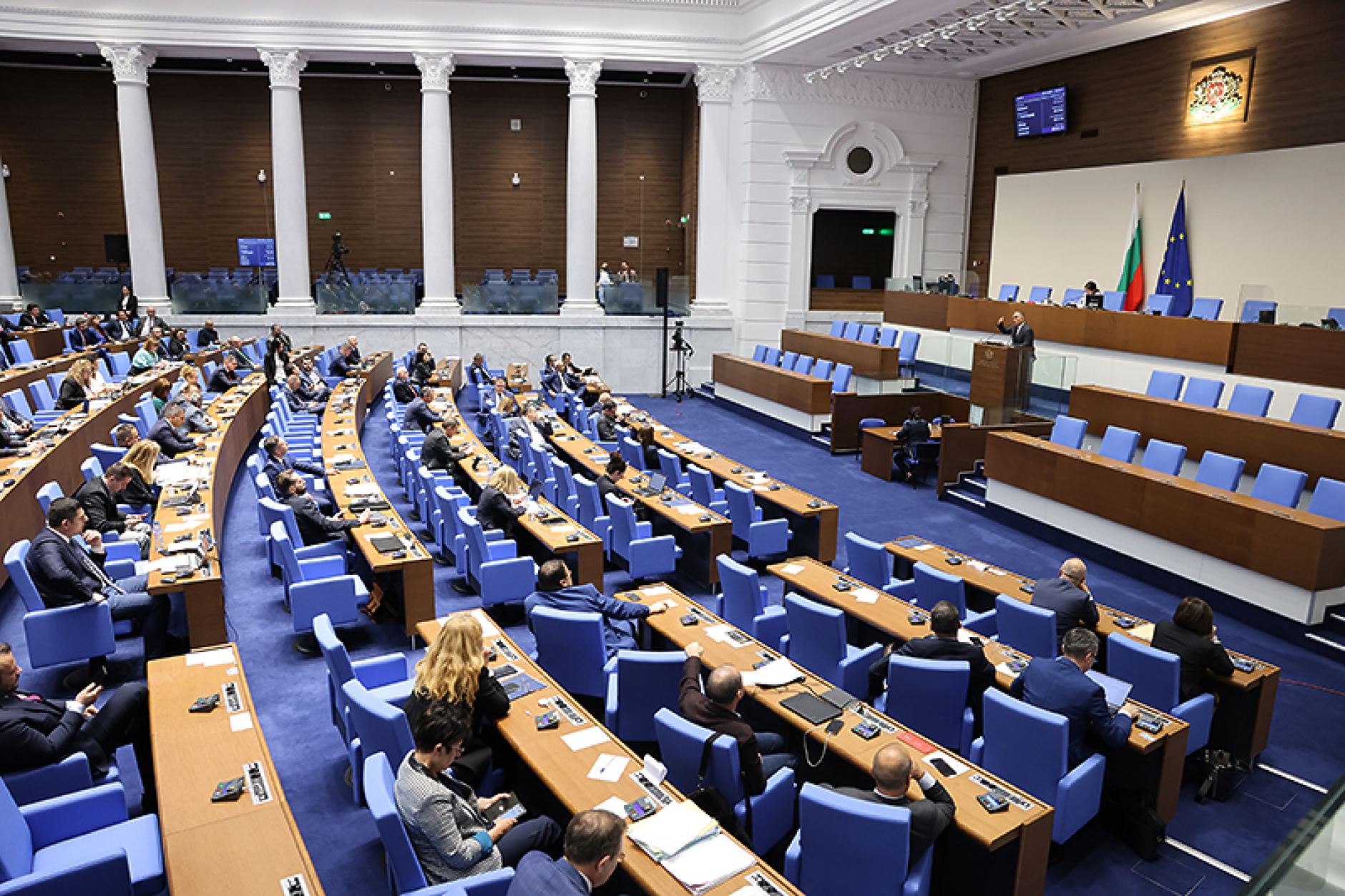 Парламентът не събра кворум за извънредно заседание