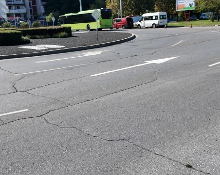 За първи път в Тракия: Стрелки по пътната настилка улесняват движението в кръговите кръстовища