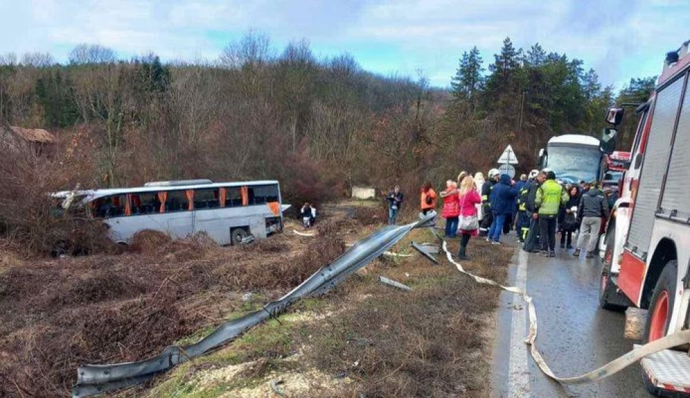 Два камиона и автобус с 38 пътници се запалиха след катастрофа на пътя Русе – София, двама загинаха