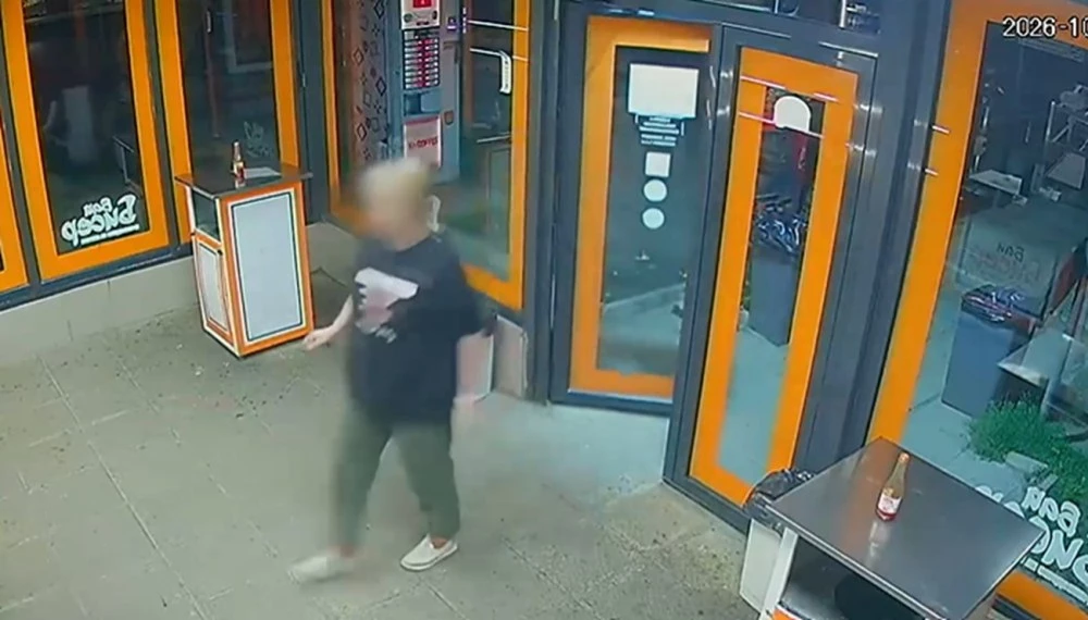 Психично болна жена напада минувачи и нахлу с нож в закусвалня във Варна