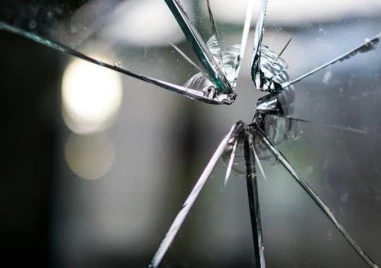 28-годишен потроши магазин, кола и прозорците на къща в Пазарджик
