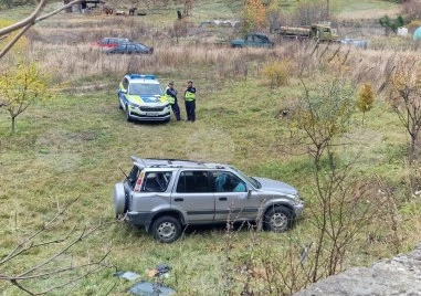 Автомобил падна от подпорна стена край Чепеларе, на водача му прилошало