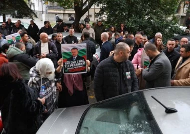 ДПС на протест пред апелативния съд в Бургас в защита на кметовете на Белица и Сунгурларе