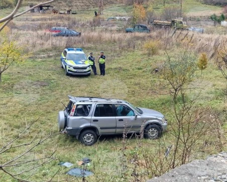 Автомобил падна от подпорна стена край Чепеларе, на водача му прилошало