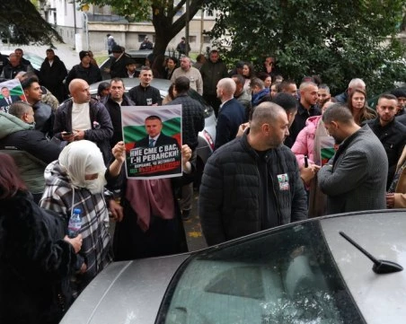 ДПС на протест пред апелативния съд в Бургас в защита на кметовете на Белица и Сунгурларе