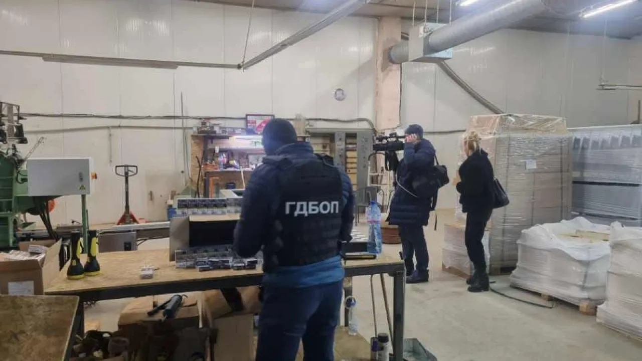 ГДБОП разкри нелегална фабрика за цигари край Карнобат, открити са 12 тона тютюн