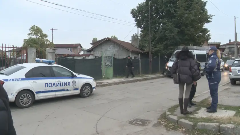 Акция на полицията срещу купения вот в София, има задържани