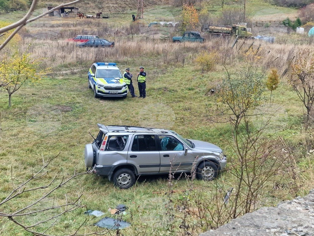 Автомобил падна от подпорна стена край Чепеларе, на водача му прилошало