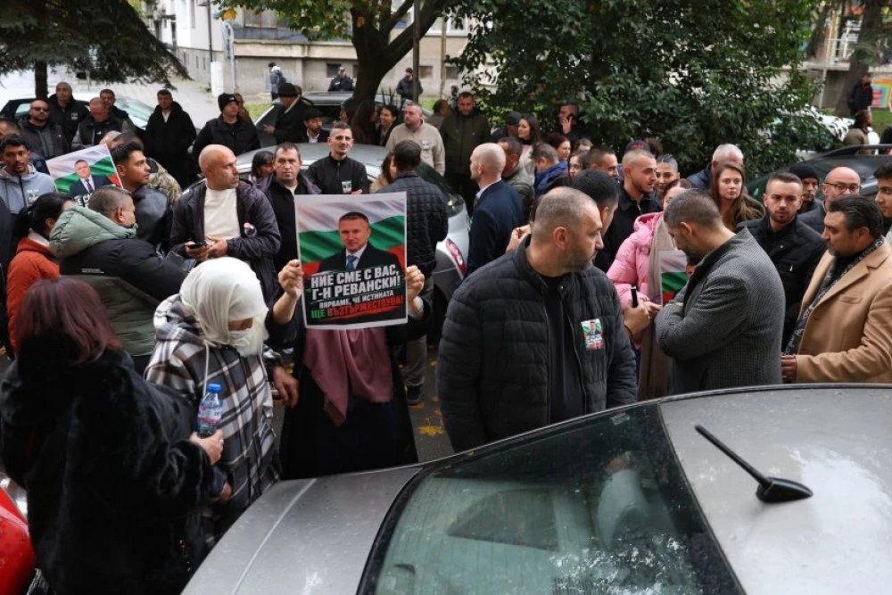 ДПС на протест пред апелативния съд в Бургас в защита на кметовете на Белица и Сунгурларе