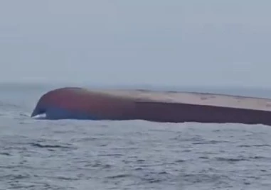 Корабът Хорив остава стърчащ край Шабла, пак ще пробват да го потопят