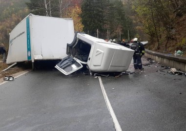 Откачено ремарке се вряза в камион на пътя Варвара – Велинград, шофьор е тежко ранен