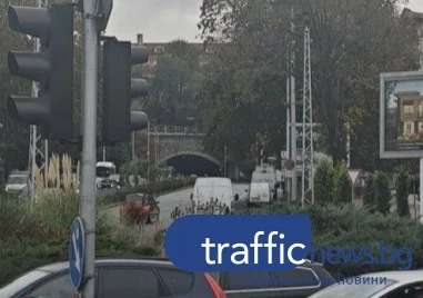 Скандал в центъра на Пловдив след засечка! Шофьори си спретнаха разправия, полиция и линейка са намясто
