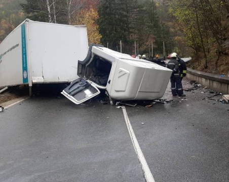 Откачено ремарке се вряза в камион на пътя Варвара – Велинград, шофьор е тежко ранен