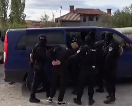 Откриха фентанил и нелегален алкохол при мащабна полицейска акция в Хасковско