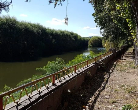 Пловдивчанин открадна дамска чанта от пейка край Марица, задържаха го минути по-късно