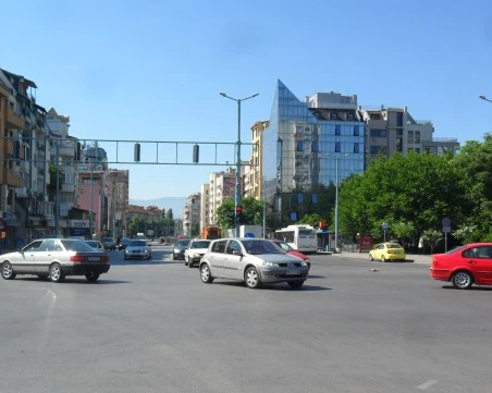 Ремонт на светофар спира движението по северното платно на част от бул. „България