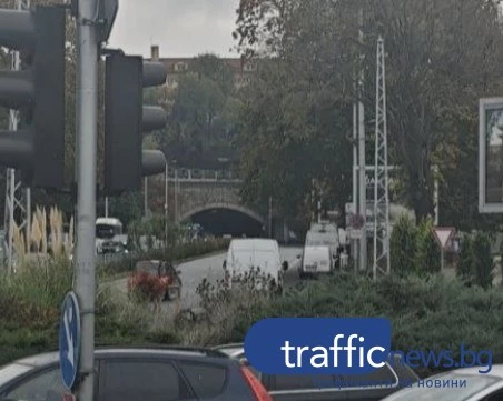 Скандал в центъра на Пловдив след засечка! Шофьори си спретнаха разправия, полиция и линейка са намясто