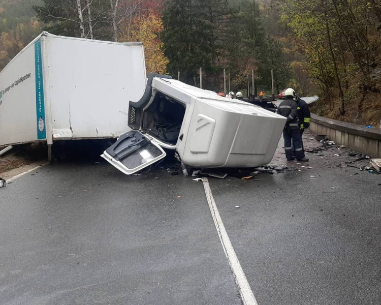 Откачено ремарке се вряза в камион на пътя Варвара – Велинград, шофьор е тежко ранен