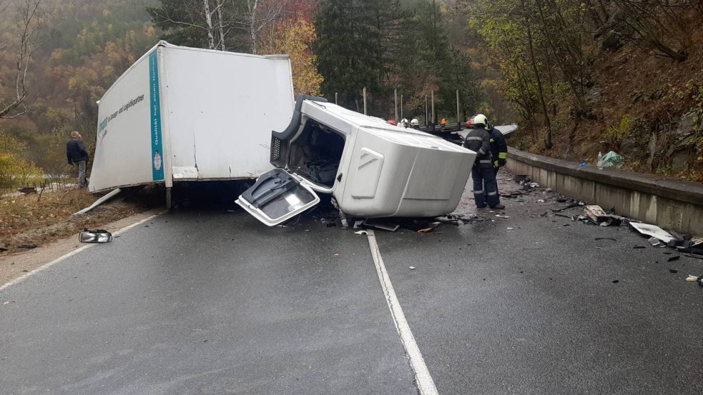 Откачено ремарке се вряза в камион на пътя Варвара – Велинград, шофьор е тежко ранен