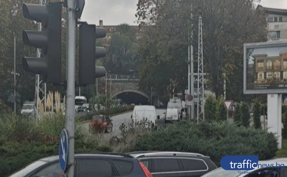 Скандал в центъра на Пловдив след засечка! Шофьори си спретнаха разправия, полиция и линейка - намясто