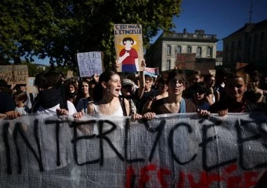 Над 320 000 протестират във Франция, полицията използва сълзотворен газ в Париж